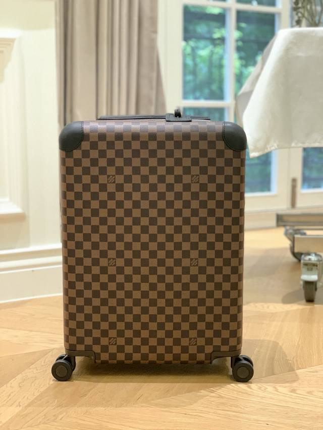 Louis Vuitton-Horizon四轮拉杆箱 55厘米 规格 38*55*21 长*高*宽 专柜正品品质 现货供应 L V Horizon 拉杆箱是由品