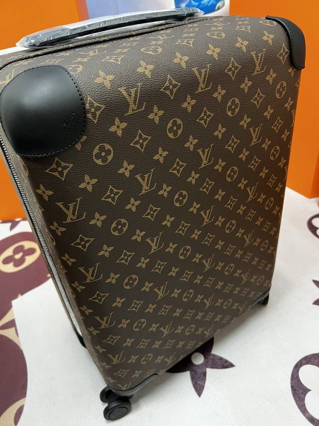 Louis Vuitton-Horizon四轮拉杆箱 55厘米 规格 38*55*21 长*高*宽 专柜正品品质 现货供应 L V Horizon 拉杆箱是由品