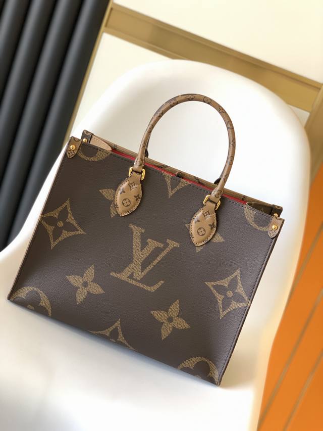 M45321 黑皮长肩带 Onthego 中号手袋将经典 Monogram 帆布与 Monogram Reverse 帆布分饰两侧 迥异风尚随心呈现 Toron