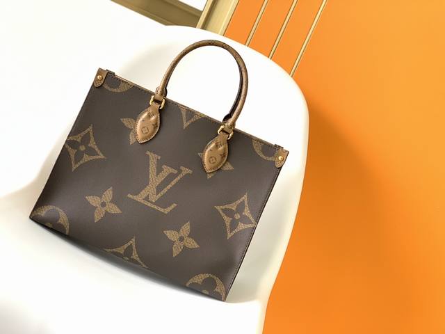 M45039 Onthego 中号手袋将经典 Monogram 帆布与 Monogram Reverse 帆布分饰两侧 迥异风尚随心呈现 Toron 双手柄与肩