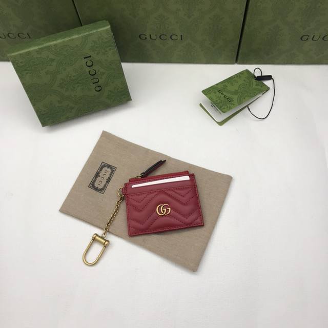 原厂皮配绿盒包装 新款gucci Gg全新小零钱包 卡包 采用进口小牛皮剌绣波浪纹 搭配精致原工厂古铜双g五金 灵活别致的勾扣 小巧玲珑 大大作用 颜色: 红皮