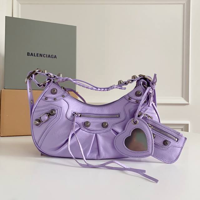 实物实拍 顶级原单 大号紫色月亮包 Balenciag Le Cagole半月牙腋下包饺子包 致敬经典机车包系列重磅新款王炸登场la 在传统的机车包上做了改良