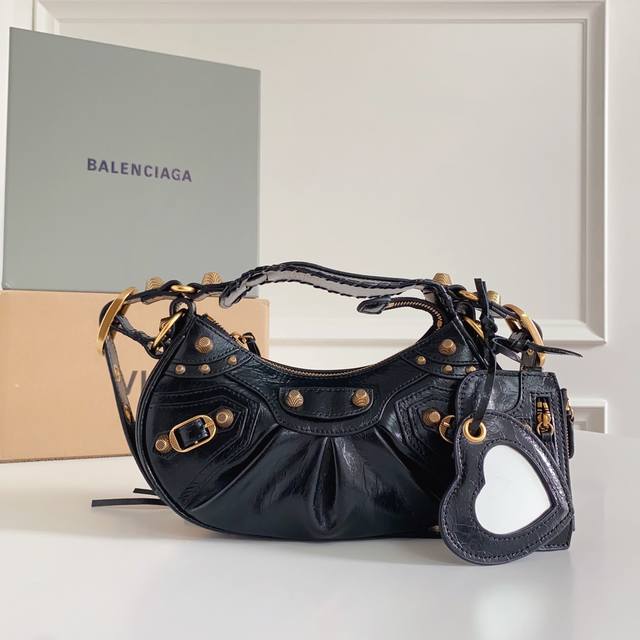 实物实拍 顶级原单 小号黑色金钉月亮包 Balenciag Le Cagole半月牙腋下包饺子包 致敬经典机车包系列重磅新款王炸登场la 在传统的机车包上做了改