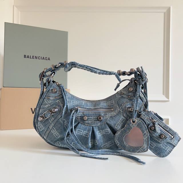 大号 牛仔打印蓝色 Balenciag Le Cagole半月牙腋下包斜挎包 致敬经典机车包系列重磅新款王炸登场la 在传统的机车包上做了改良 可调节编织肩带附