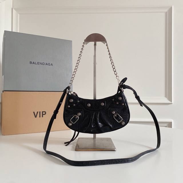 迷你黑色 爆裂纹羊皮 Balenciag* Le Cagole 迷你 真是太绝了 爆款半月牙腋下包 斜挎包 王炸bb新宠登场啦 在传统的机车包上做了改良 两种肩