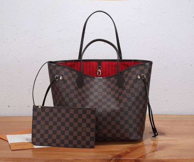 顶级原单 全钢五金neverfull 中号手袋本款 Neverfull 中号手袋结合了经典设计与标志性细节 由优雅 Damier Ebene 帆布制成 采用多彩