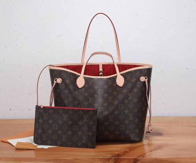 顶级原单 全钢五金 Neverfull 中号手袋本款 Neverfull 中号手袋结合了经典设计与标志性细节 由柔软 Monogram 帆布制成 采用多彩织物内