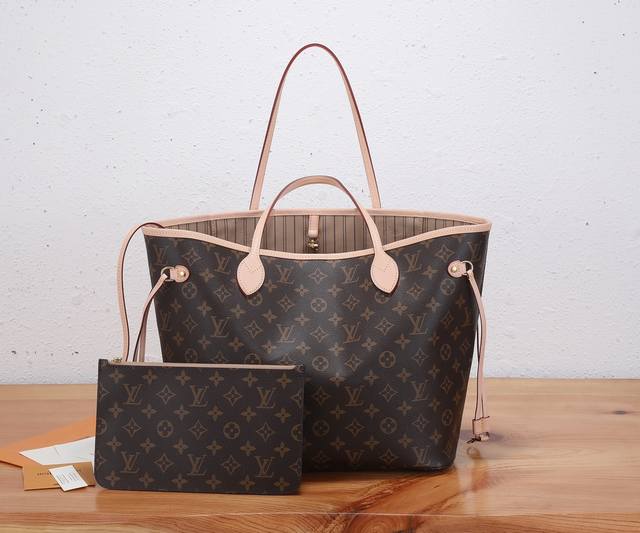 顶级原单 全钢五金 Neverfull 中号手袋本款 Neverfull 中号手袋结合了经典设计与标志性细节 由柔软 Monogram 帆布制成 采用多彩织物内