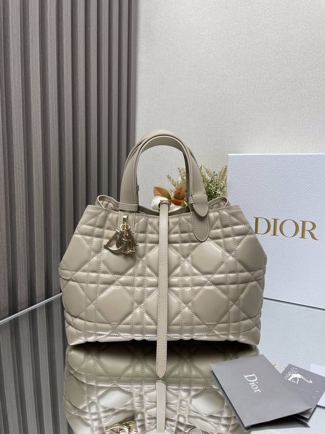 Dior Toujours 手袋 浅杏中号 这款dior Toujours 手袋于二零二三春夏系列发布秀精彩亮相,休闲实用的设计别具一格.采用浅杏色牛皮革精心制