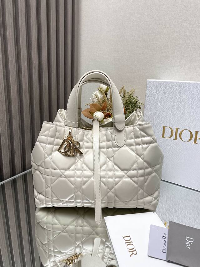 Dior Toujours 手袋 白色中号 这款dior Toujours 手袋于二零二三春夏系列发布秀精彩亮相,休闲实用的设计别具一格.采用白色牛皮革精心制作