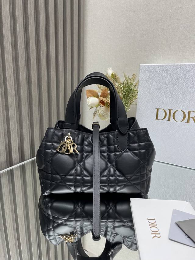 Diortoujours 手袋 黑色小号 这款dior Toujours 手袋于二零二三春夏系列发布秀精彩亮相,休闲实用的设计别具一格.采用黑色牛皮革精心制作,