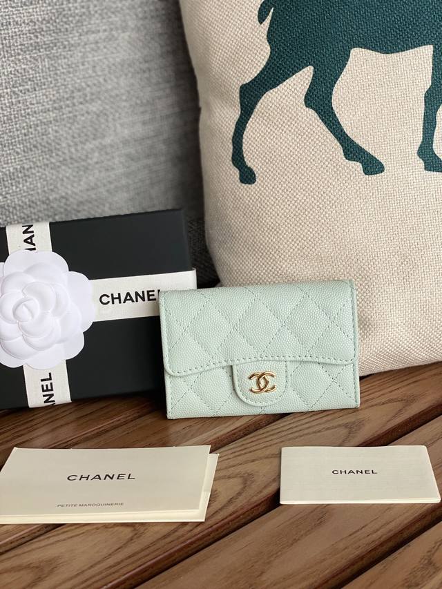 Chanel 鱼子酱 小球纹 经典系列 多个颜色 颜色 :如图所示 金色五金 新款cf小卡包到货 这款卡包比以前那款经典卡包后面多了个卡袋可以卡跟零钱分开装非常