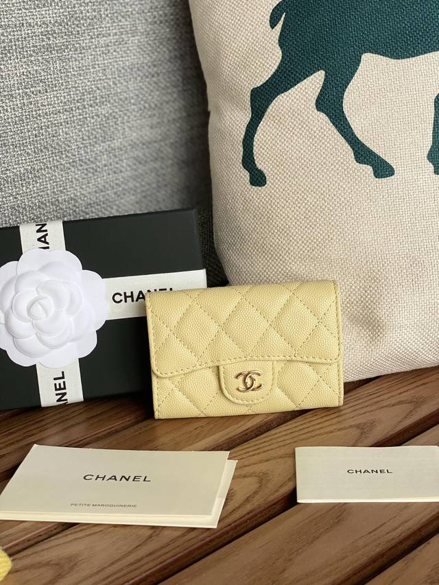 Chanel 鱼子酱 小球纹 经典系列 多个颜色 颜色 :如图所示 金色五金 新款cf小卡包到货 这款卡包比以前那款经典卡包后面多了个卡袋可以卡跟零钱分开装非常