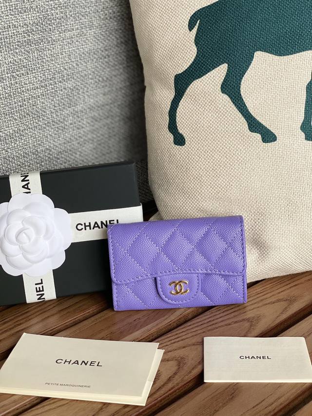 Chanel 鱼子酱 小球纹 经典系列 多个颜色 颜色 :如图所示 金色五金 新款cf小卡包到货 这款卡包比以前那款经典卡包后面多了个卡袋可以卡跟零钱分开装非常