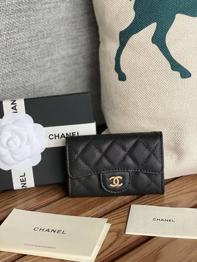 Chanel 鱼子酱 小球纹 经典系列 多个颜色 颜色 :如图所示 金色五金 新款cf小卡包到货 这款卡包比以前那款经典卡包后面多了个卡袋可以卡跟零钱分开装非常