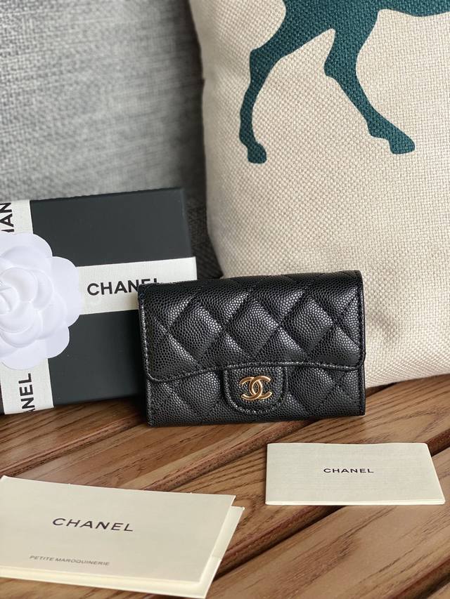 Chanel 鱼子酱 小球纹 经典系列 多个颜色 颜色 :如图所示 金色五金 新款cf小卡包到货 这款卡包比以前那款经典卡包后面多了个卡袋可以卡跟零钱分开装非常