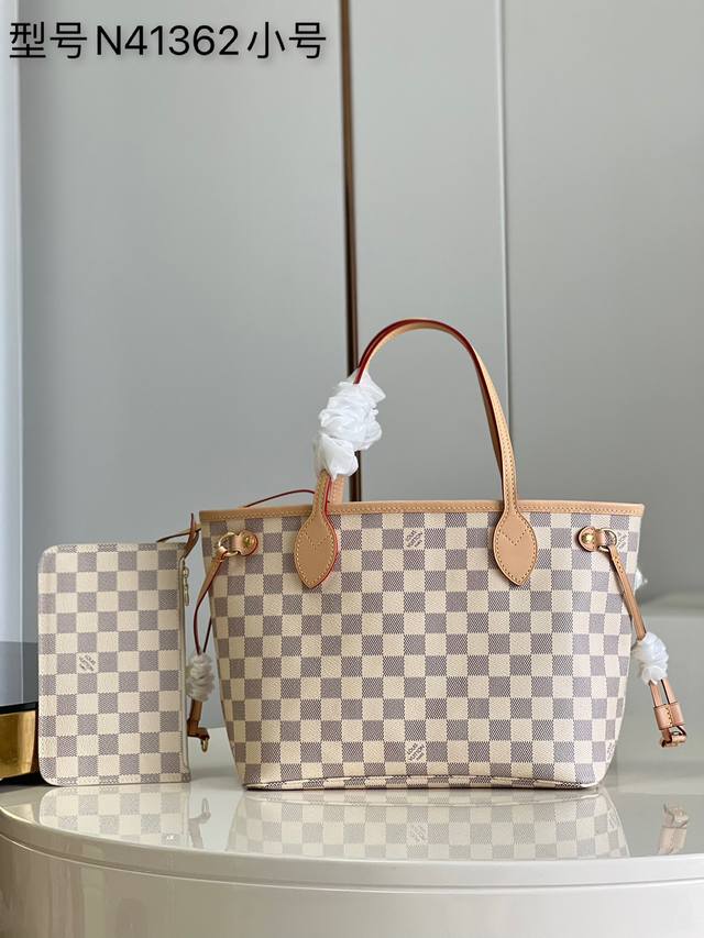 独家实拍n41362小号 Neverfull 小号手提包造型挺括 设计经典 是一款气质典雅的都市手袋 而其宽敞的包内容量亦使这款经典手袋成为旅行用包的理想选择