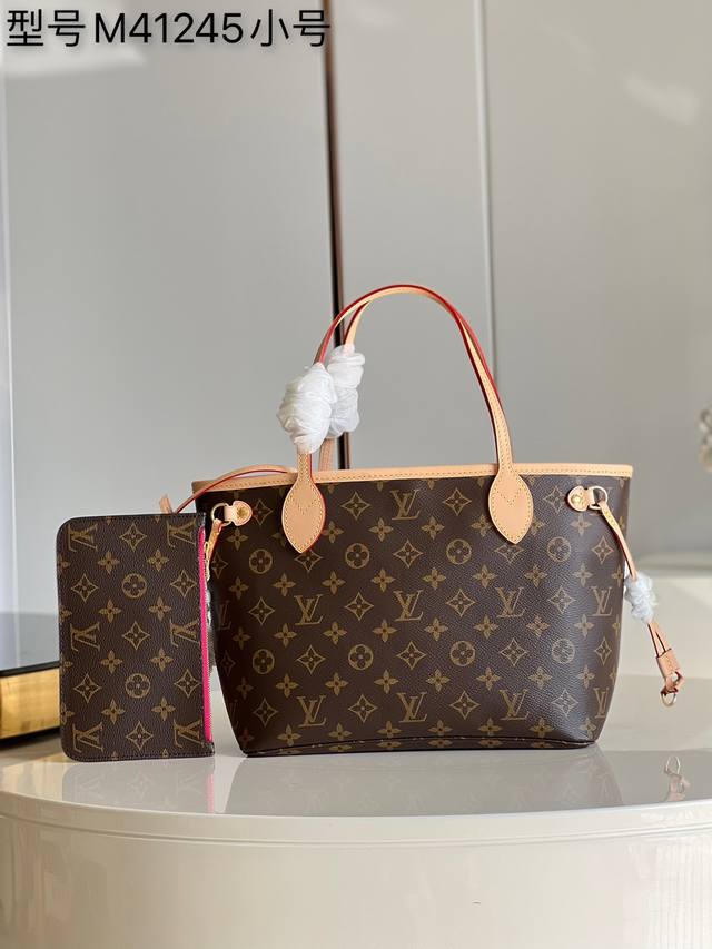 顶级原单m41245小号 Neverfull 小号手提包造型挺括 设计经典 是一款气质典雅的都市手袋 而其宽敞的包内容量亦使这款经典手袋成为旅行用包的理想选择