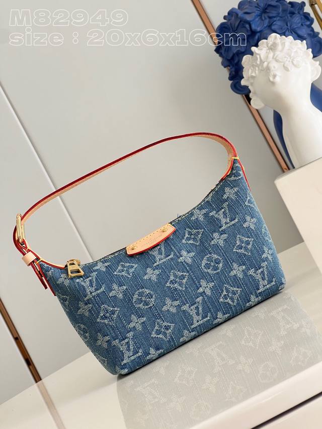 顶级原单 独家实拍 M82949 Hills Pochette 手拿包选用由认证丹宁牛仔棉织就的monogram Denim 帆布 再以砂洗质感烘托利落线条 可