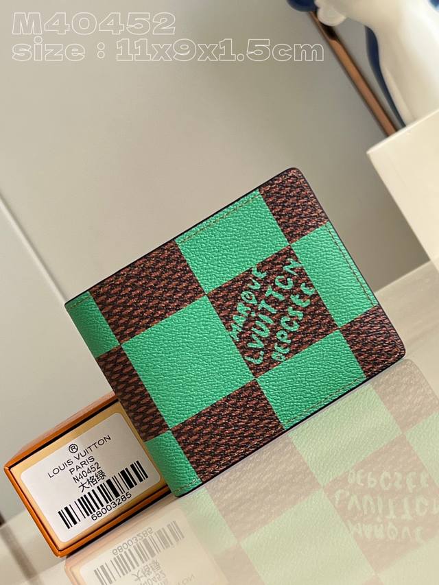 顶级原单 独家实拍 M40452大格绿 Multiple 钱包采选取 Damier Graphite 3D 帆布 展现路易威登经典格纹的当代演绎 设有多个口袋