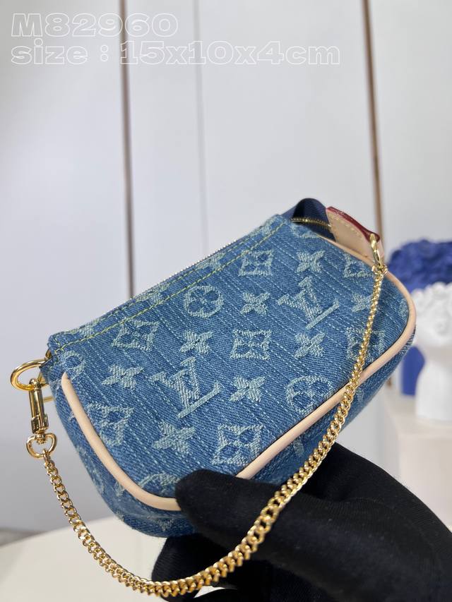 顶级原单 独家实拍 M82960 本款 Mini Pochette Accessoires 手拿包采用柔软 Monogram 丹宁牛仔布塑造圆润构型 以拉链开启