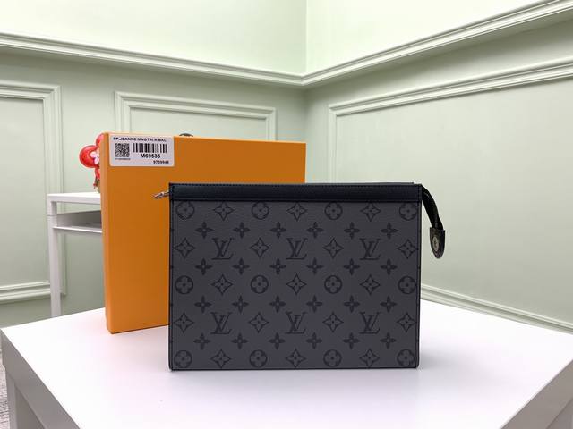 顶级原单 M69535 Pochette Voyage 中号手拿包以 Monogram Eclipse 帆布和 Monogram Eclipse Reverse