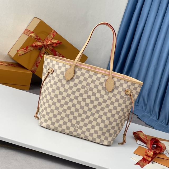 顶级原单n41605独家实拍 本款 Neverfull 中号手袋结合了经典设计与标志性细节 由清新 Damier Azur 帆布制成 采用多彩织物内衬 并搭配牛