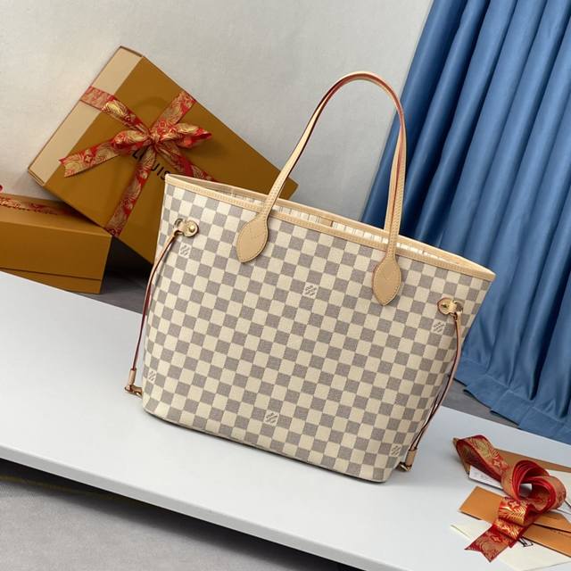 顶级原单n41361独家实拍 本款 Neverfull 中号手袋结合了经典设计与标志性细节 由清新 Damier Azur 帆布制成 采用多彩织物内衬 并搭配牛