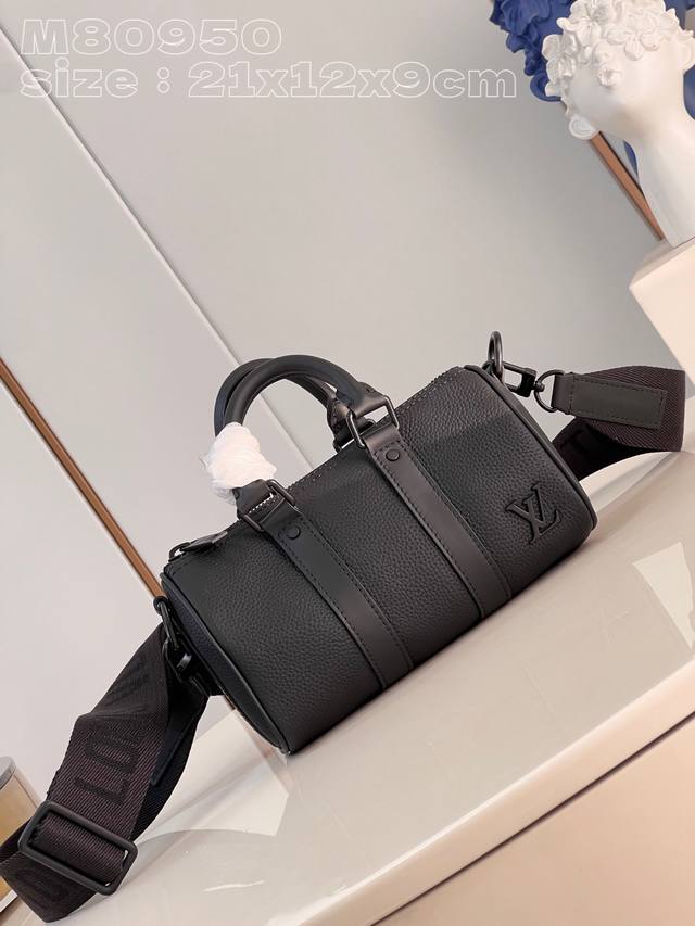 顶级原单 独家实拍 M80950 本款手袋浓缩 Keepall Xs 旅行袋的经典轮廓 拥有 Aerogram 全粒面牛皮革宛如旧式航空信笺的柔软质感 点缀哑光