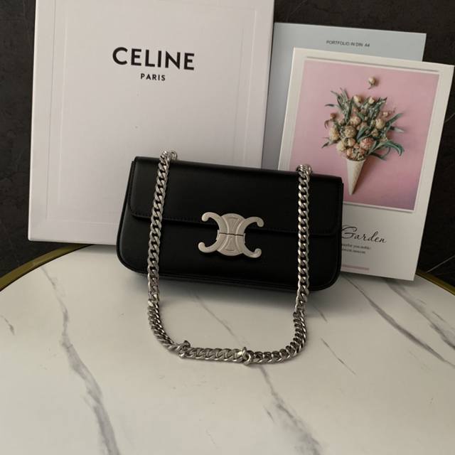 正品级 Celine 2022春夏系列 新出短款链条腋下包 整体大小与旧款牛皮肩带腋下包差不多 设计把牛皮肩带换成链条 链条的质感让整个包感觉更奢侈高调 永远更