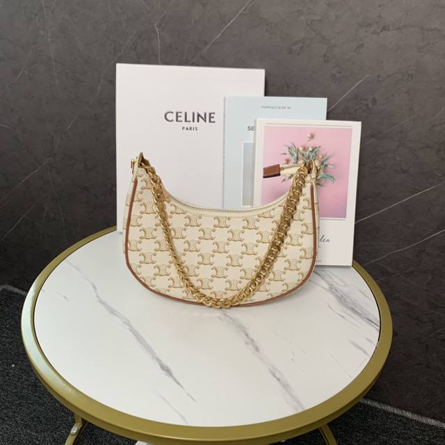 正品级 Celine 2022新品链条ava腋下包 这款整体包型还是沿用ava腋下包的经典月亮包型 主要区别在肩带上做了改变 采用了五金链条肩带 整体感觉有了较