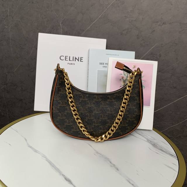 正品级 Celine 2022新品链条ava腋下包 这款整体包型还是沿用ava腋下包的经典月亮包型 主要区别在肩带上做了改变 采用了五金链条肩带 整体感觉有了较