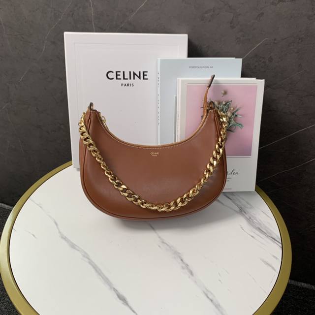 正品级 Celine 2022新品链条ava腋下包 这款整体包型还是沿用ava腋下包的经典月亮包型 主要区别在肩带上做了改变 采用了五金链条肩带 整体感觉有了较