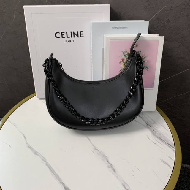 正品级 Celine 2022新品链条ava腋下包 这款整体包型还是沿用ava腋下包的经典月亮包型 主要区别在肩带上做了改变 采用了五金链条肩带 整体感觉有了较