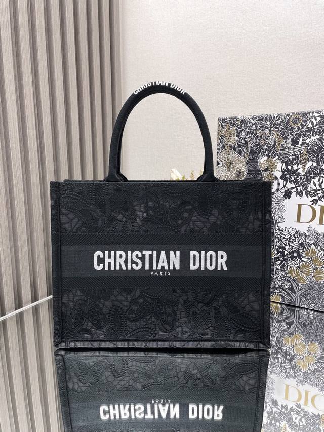 正品级 高版本 新款这款 Book Tote 手袋由 Dior 女装创意总监玛丽亚 嘉茜娅 蔻丽 Maria Grazia Chiuri 设计 是体现 Dior