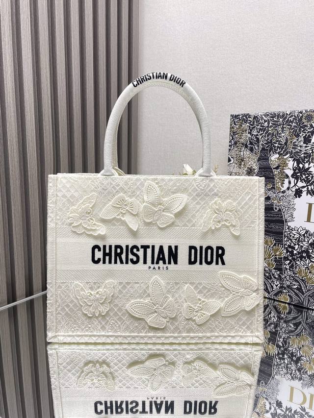 正品级 高版本 新款这款 Book Tote 手袋由 Dior 女装创意总监玛丽亚 嘉茜娅 蔻丽 Maria Grazia Chiuri 设计 是体现 Dior