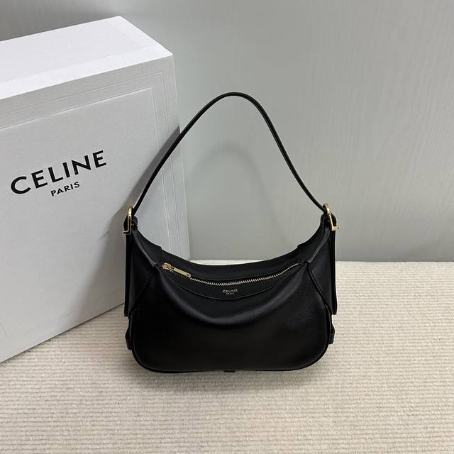 正品级 新品上线 Romy Mini号 面世啦 Celine Romy Mini 号 对比之前出的大号 小号 这只mini号堪称完美. 装下plus 或较大的智