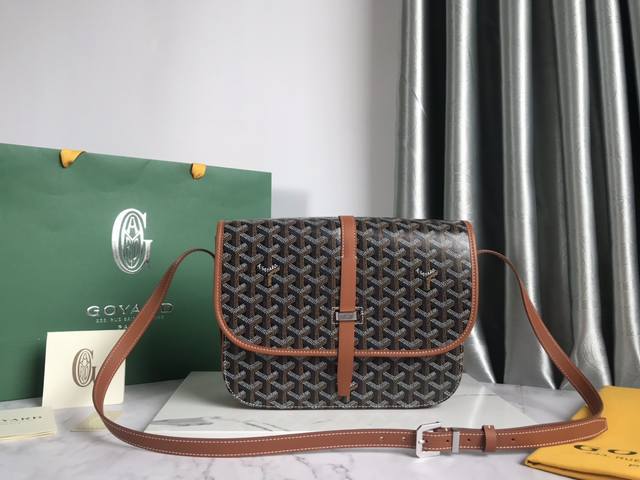 正品级 Goyard全新推出的goyard Belv d re Belv d re包最经典的特质 简约优雅 轻便实用 单狭带扣流畅地穿过金属环 开关自如 皮质镶