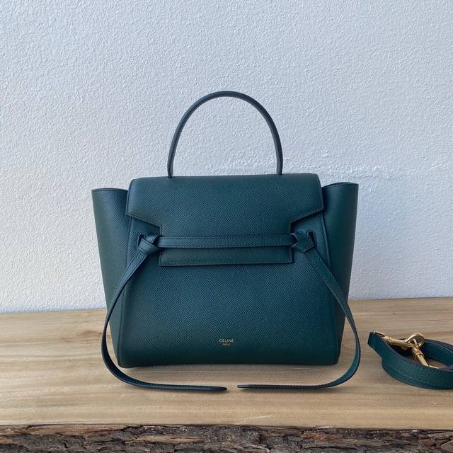 正品级 海外原单 20Cm的 24Cm Celine Belt Bag 鲶鱼包掌纹牛皮 内里磨砂皮当季时尚主流 盖面弧度 小结的秀气 边角的圆滑清晰可见 深受众