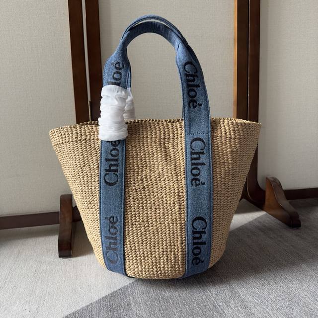 正品级 Chloe Large Woody Basket 其中大号woody提篮包饰有woody牛仔缎带 采用经典的提篮造型 以营造惬意的夏日氛围 可手提和肩背