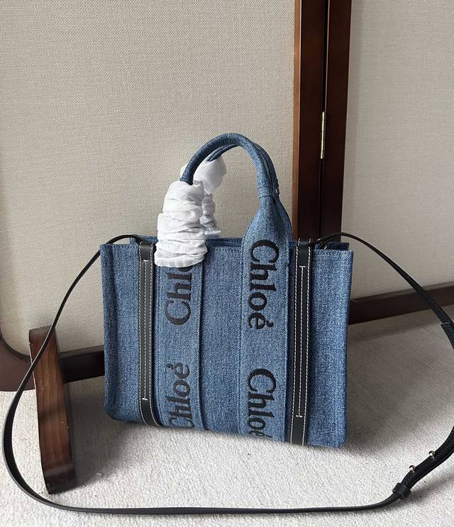 正品级 Chlo Woody Tote Bag 小号帥氣牛仔面料 平常出門時總是會需要带上琳琳種種的物件 這時带上 Medium Woody Tote Bag能