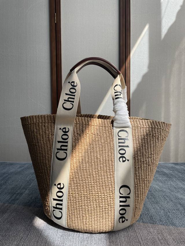 正品级 Chloe Large Woody Basket 其中大号woody提篮包饰有woody缎带 采用经典的提篮造型 以营造惬意的夏日氛围 可手提和肩背 菜