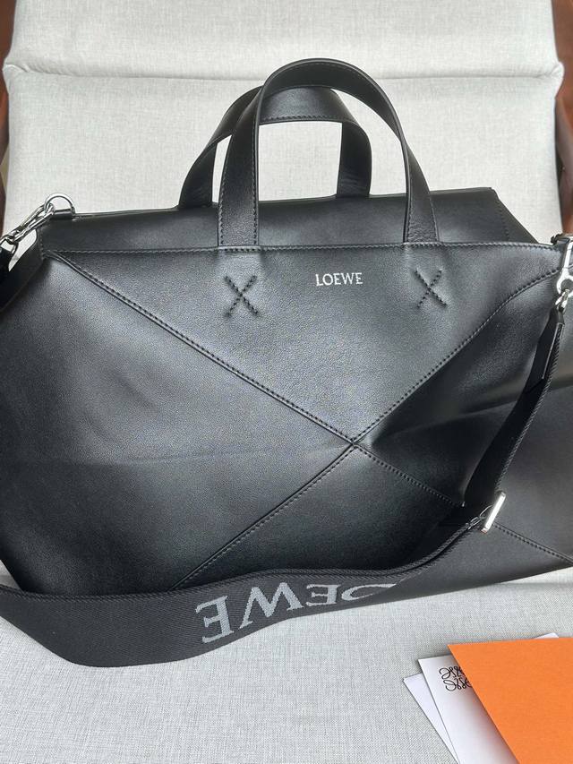 原厂皮 型号0019可折叠旅行包 配套配色宽织带 Loewe Puzzle Fold Duffle 尺寸59-25.5-25 结合瞩目的美学风格和使用设计灵活多