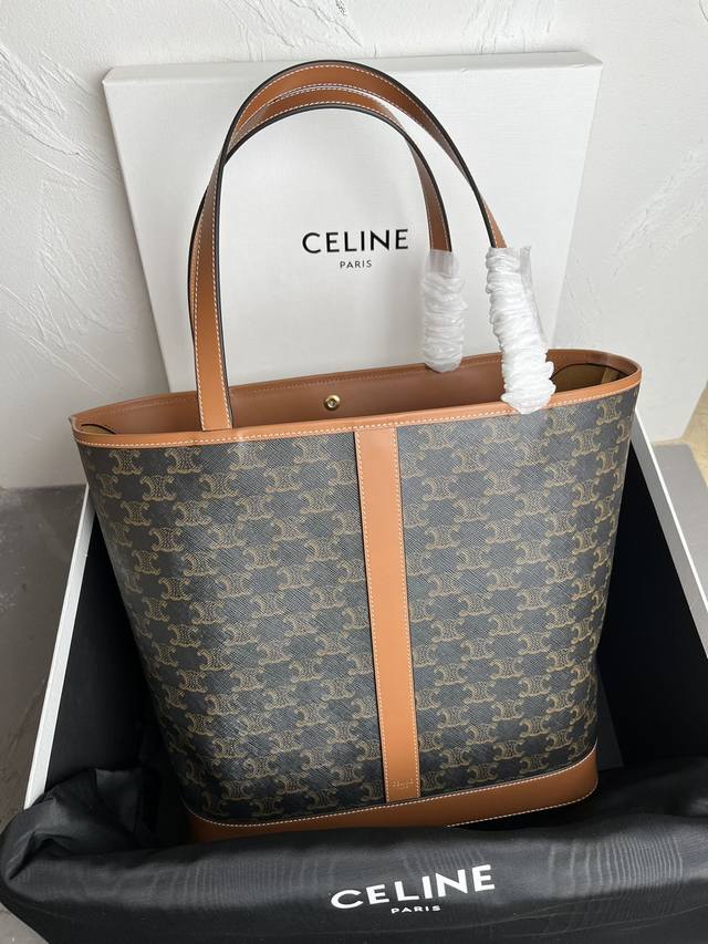 正品级 Celin_E Cabas中号标志印花牛皮革手袋 新品上线 全新celine的手提托特 懒人福音[跳跳]人手必备 这只手提托特非常简单 没有内胆 秋冬的