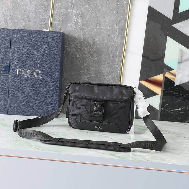 这款 Dior Explorer 手袋搭配肩带 是本季新品 灵感源自经典的信使包元素 重新诠释 Dior 男士滑雪限定系列的经典设计 采用黑色尼龙精心制作 饰以