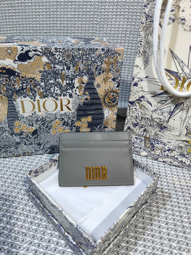 New Card Bag Dior 编号 S2152 Dior卡包 平纹牛皮系列 我本身是一个没什么条理的人包里的卡随便扔 所以一直想买一个小卡包以减少掉卡的机