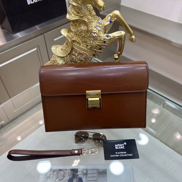 Montblanc International 万宝龙 万宝龙新款男士定型手拿包 采用进口亮光皮制作 搭配顶级五金配件 带密码锁 在公文包系列中实属佼佼者 商务