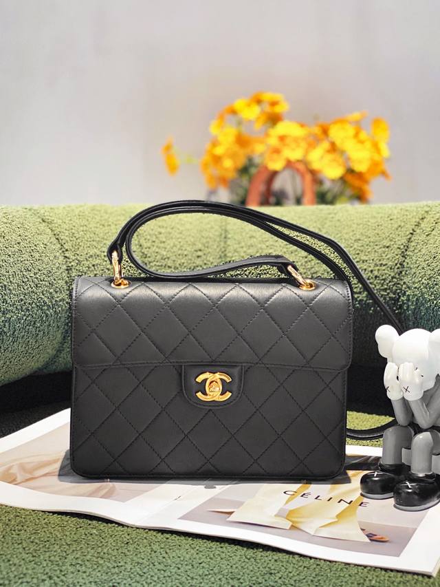 Kelly 中古限定 尺寸 23X8X17 Cm 无法拒绝的chanel 中古 Kelly 高级又复古 Chanel 经典 Kelly款式非常稀少 自带复古摩登