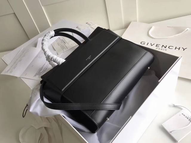 Givench纪梵 Horizon 平纹光面皮 双手柄和长肩带搭配 订制镀金五金配件 内置活动手袋喔 可拆卸 超级实用 搜款号 中号6602 小 21..20.