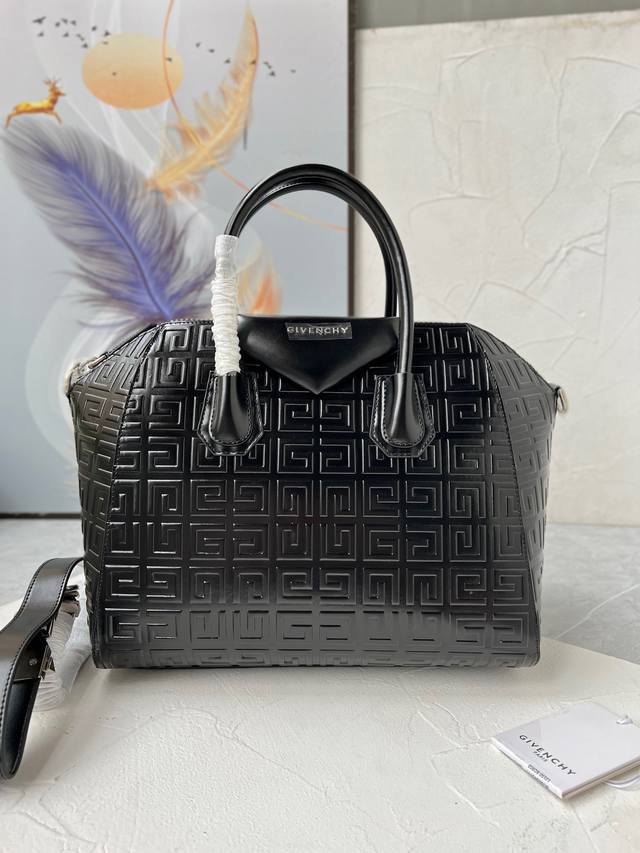 大号 法国纪*希 Aintong 压花字母 新款手提包经典的 Mini Antigona Lock Bag In Box Leather 拉链式闭合 雪花银五金